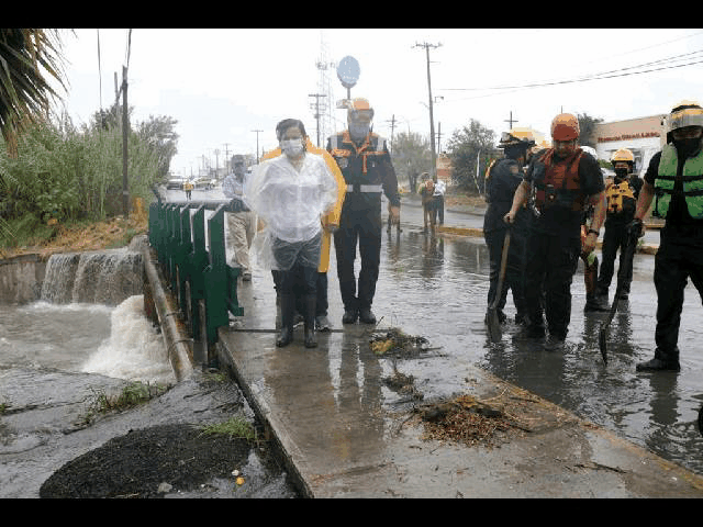 Recorre Cristina Díaz colonias de Guadalupe afectadas por lluvia