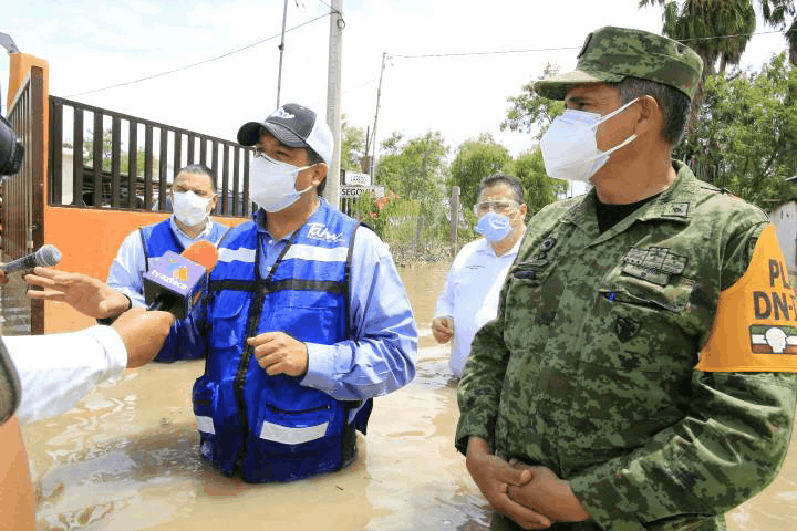 Recorre García Cabeza de Vaca colonias afectadas por inundaciones en Reynosa