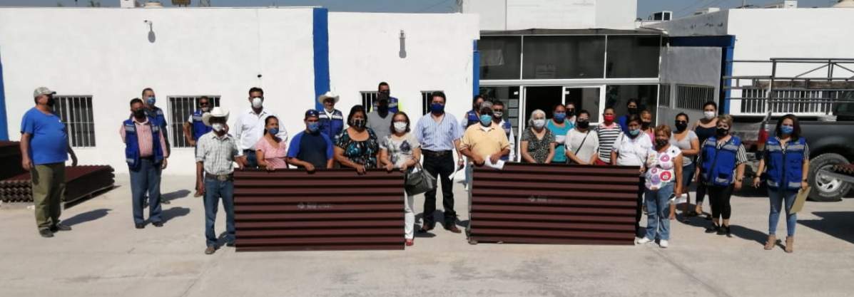 Dona Alfredo Paredes láminas a clases vulnerables de Monclova
