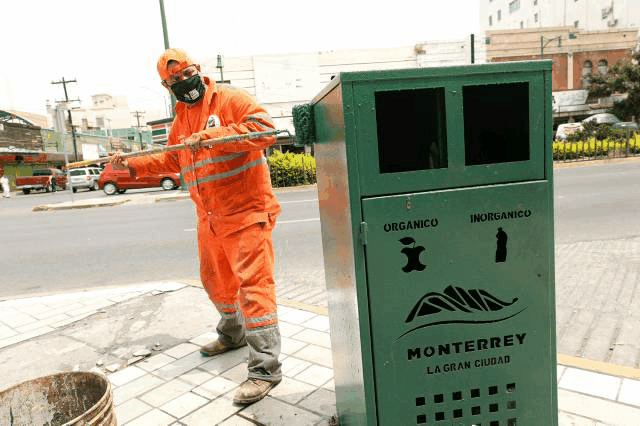 Brindan mantenimiento a los botes de basura en la zona centro de Monterrey
