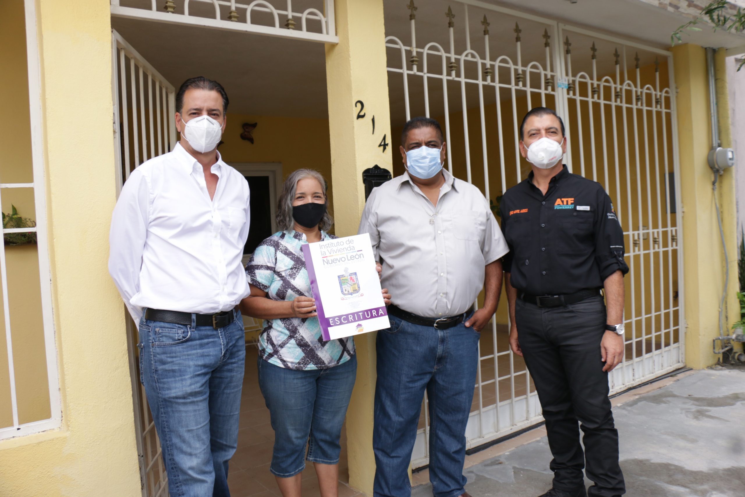 Llevan certeza jurídica a familias de Juárez con entrega de más de 70 escrituras