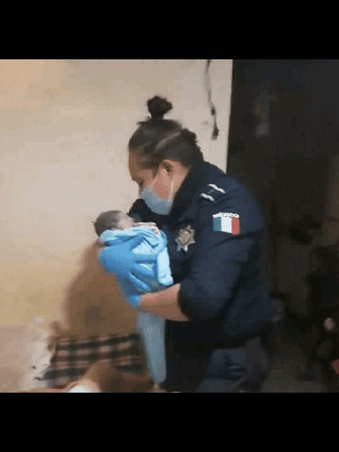 Auxilian Policías de Guadalupe a joven madre que da a luz