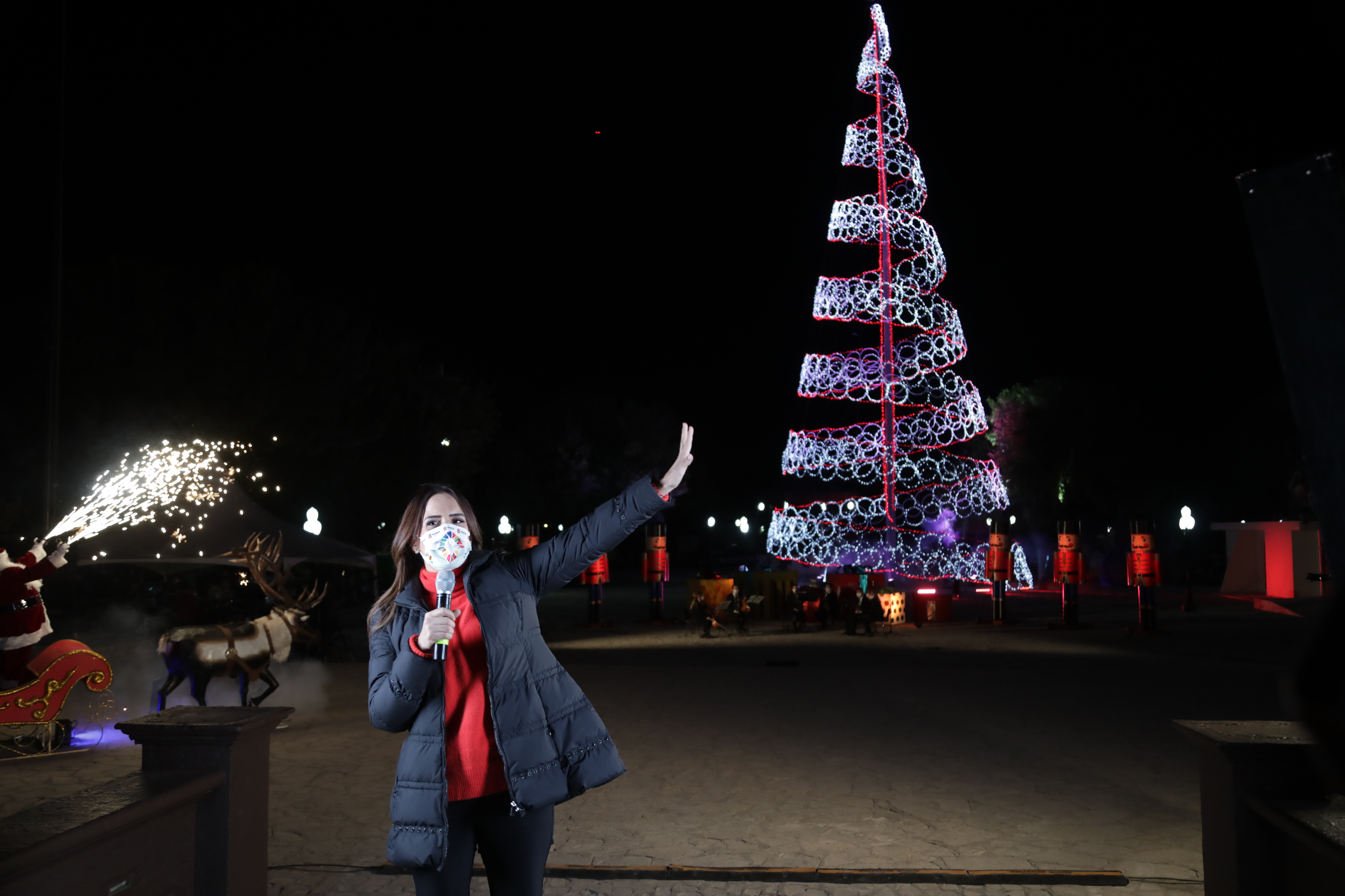 Lleva Escobedo navidad a redes sociales; enciende Clara Luz mega pino