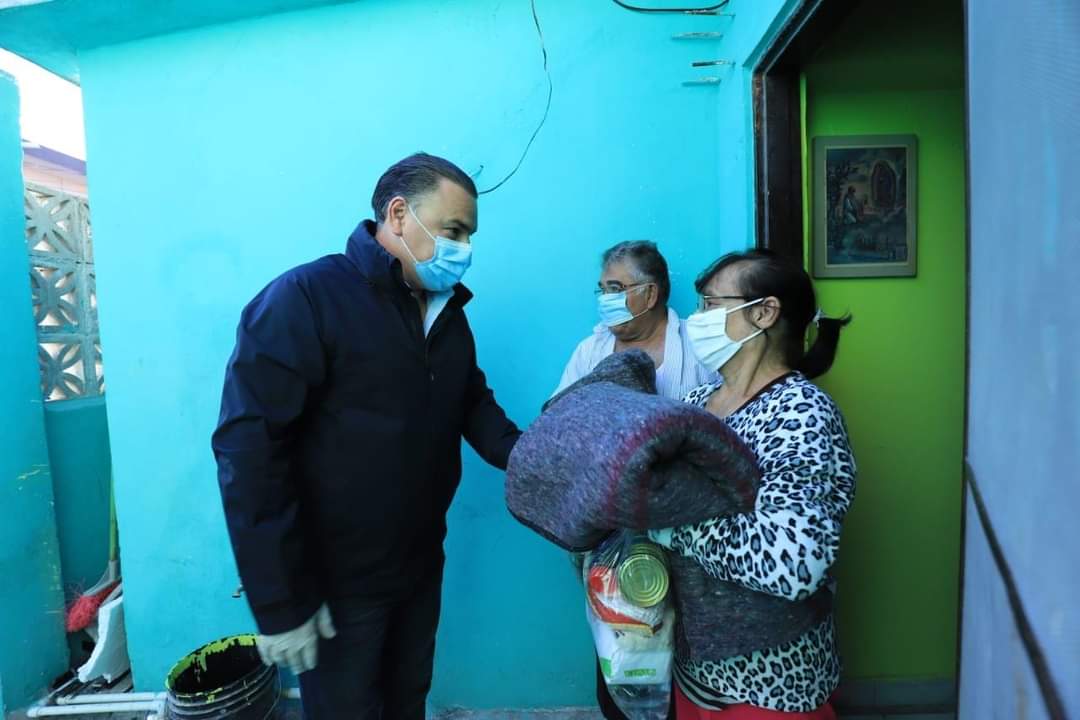 Lleva Gerardo Peña Apoyos a abuelitos en Reynosa