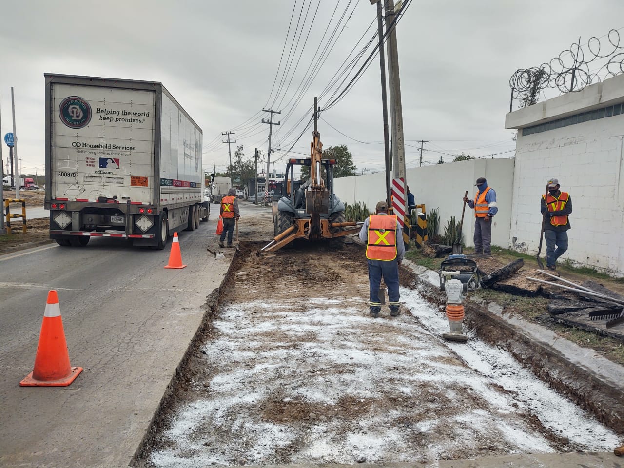 Reparan en Nuevo Laredo baches en avenida Monterrey