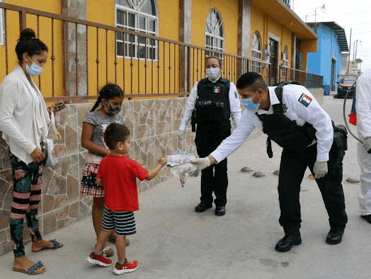Policías estatales de Tamaulipas entregan regalos a niños y niñas de escasos recursos