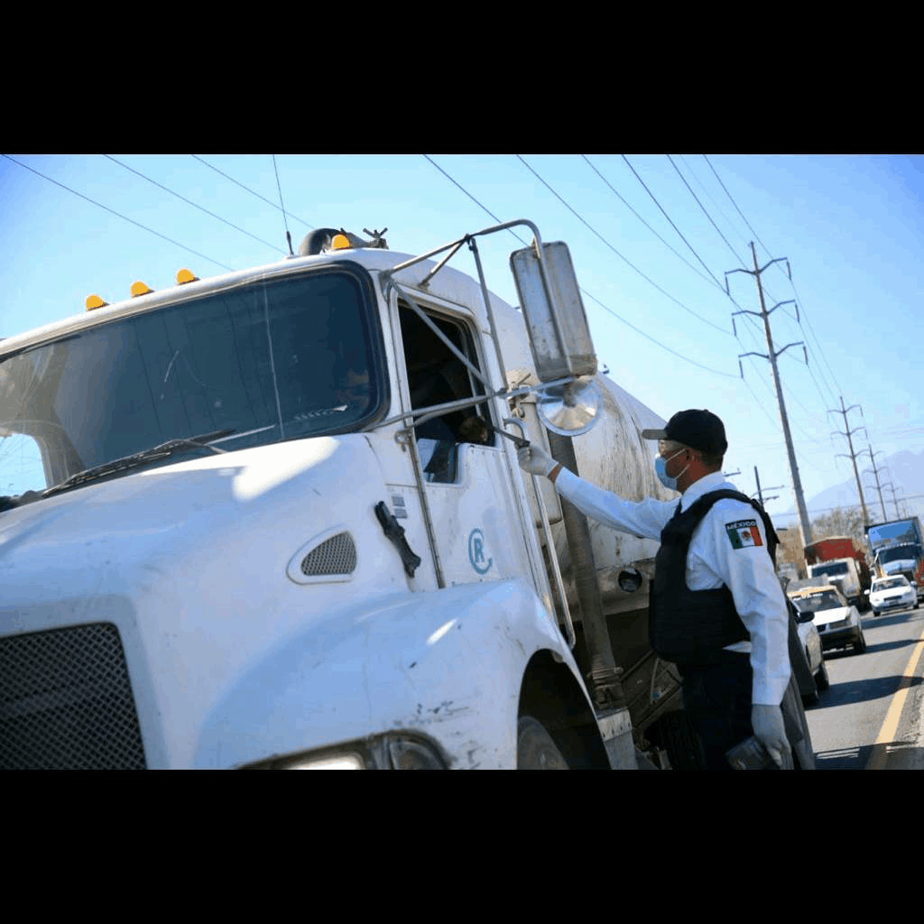 Orientan a transportistas de carga sobre vías restringidas en Guadalupe