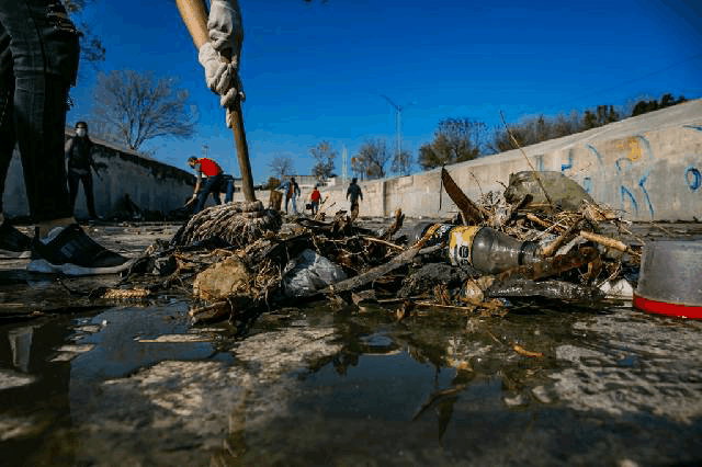 Jóvenes voluntarios limpian arroyo en Apodaca