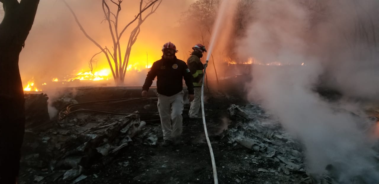 Combate Protección Civil de Monterrey incendio en faldas del cerro de las Mitras