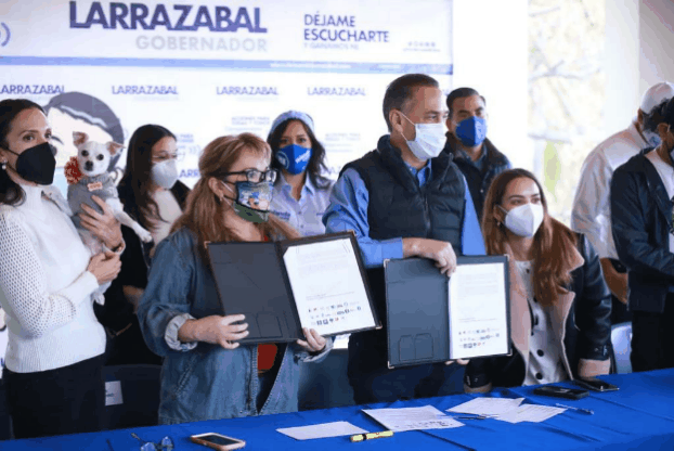 Firma Fernando Larrazabal su cuarto compromiso notariado para dar protección al cuidado de los animales de compañia.