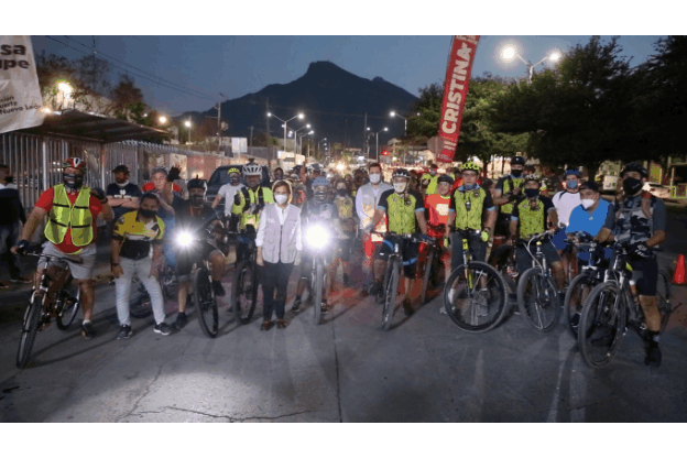 Convive Cristina Díaz con ciclistas en rodada nocturna