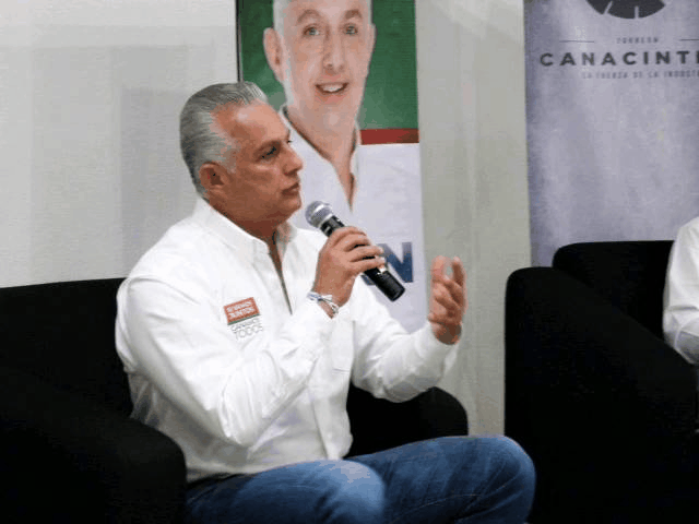 Román Cepeda firma compromisos con CANACINTRA Torreón