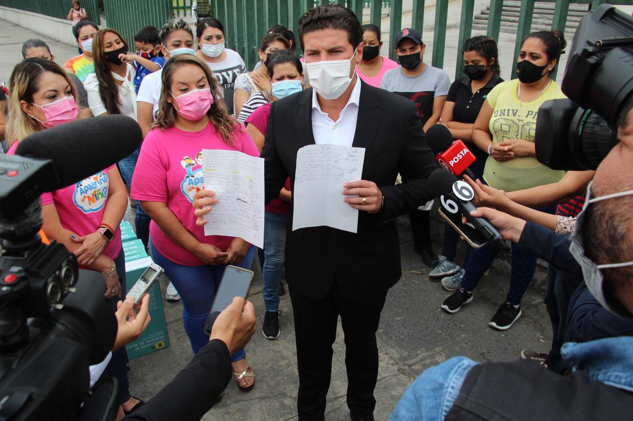 Protestan Samuel García y madres de niños con cáncer por trato inhumano del IMSS