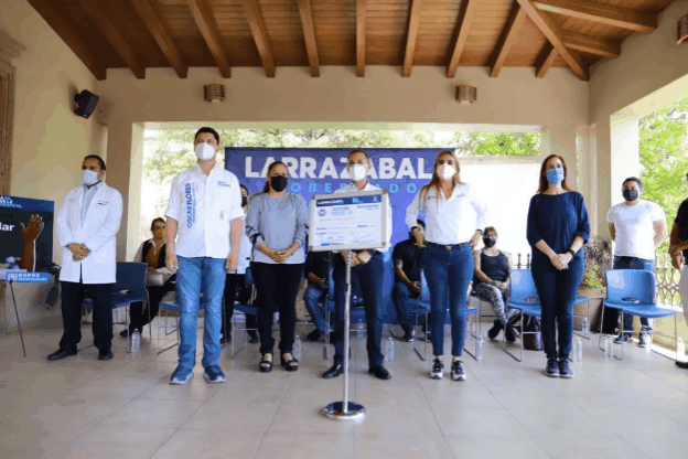 Firma Larrazabal compromiso 79 para crear expediente clínico escolar