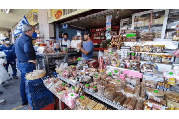Marcelo Torres visita a comerciantes del mercado Juárez