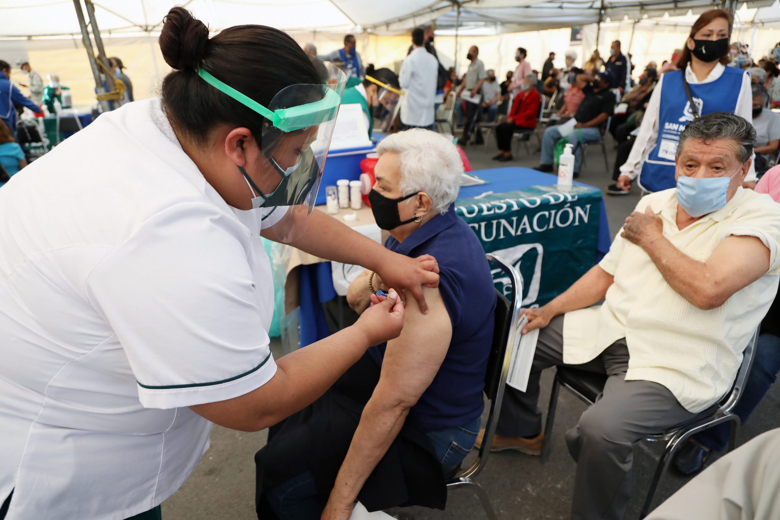 Exhortan a grupo de 50 a 59 años a acudir a vacunarse contra la COVID-19