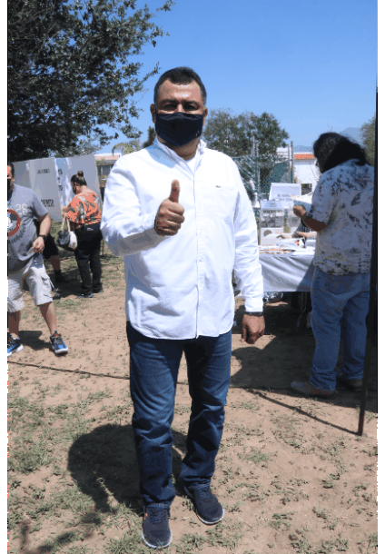 Acude a votar Carlos Guevara en Las Lomas