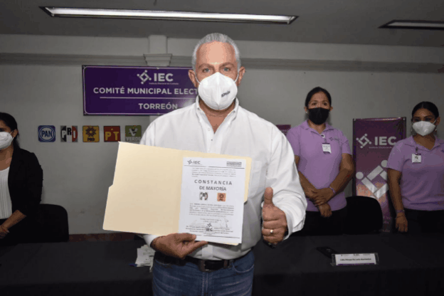 Roman Alberto Cepeda González  es alcalde electo de Torreón: recibe constancia de mayoría