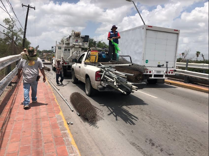 Retiran malla dañada del puente de la calle Perú 