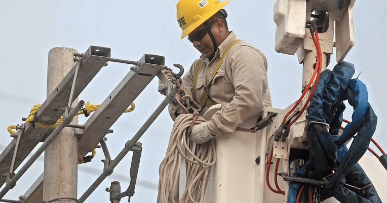 Construye municipio red eléctrica en la colonia Daniel Hernández