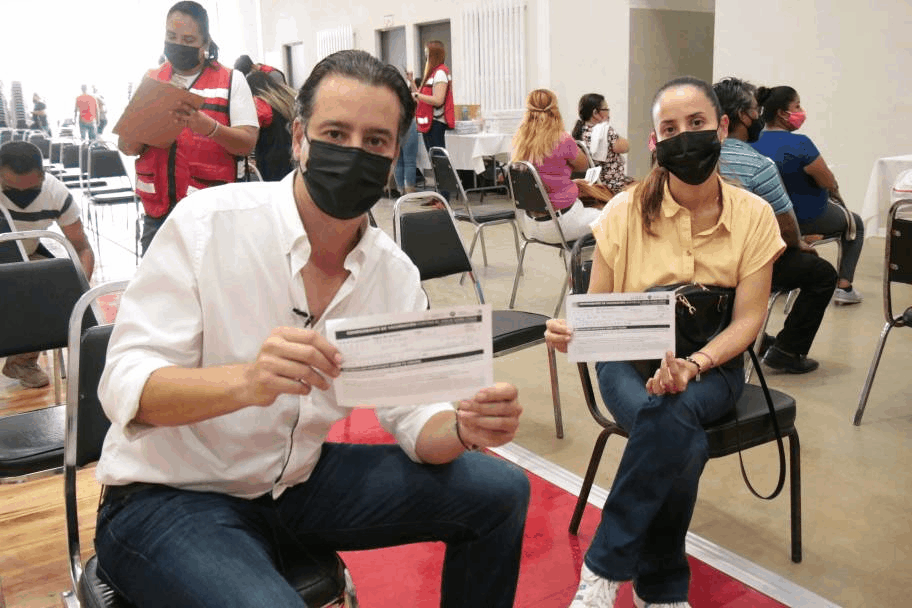 Acude Everardo Benavides Villarreal a punto de vacunación contra COVID-19