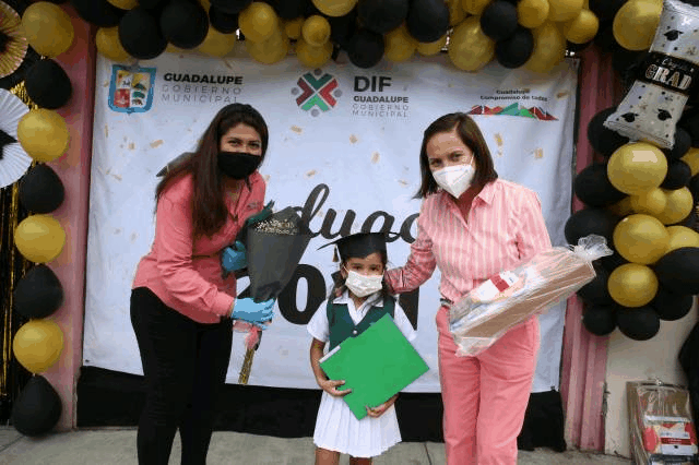 Acompaña Cristina Díaz a niños de preescolar en su graduación drive thru