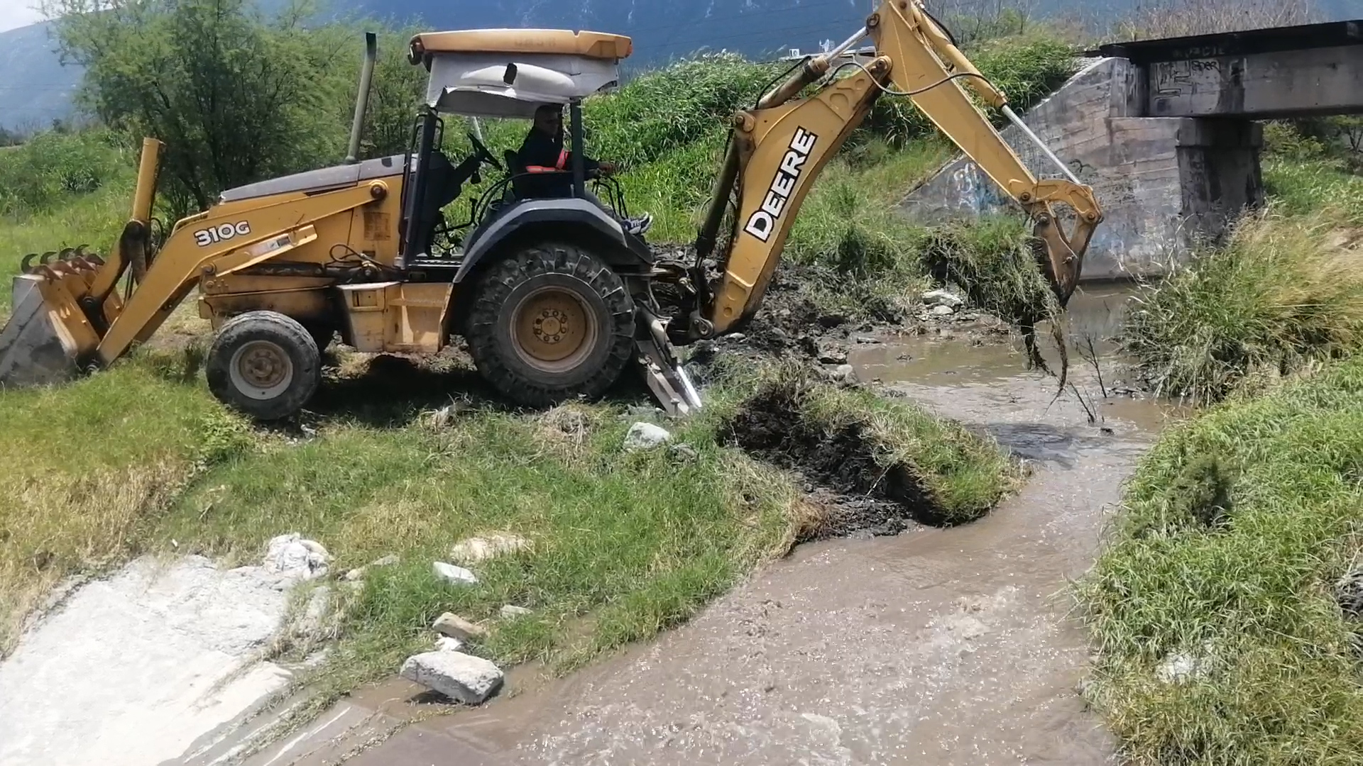 Realiza Escobedo labores de desazolve para evitar inundaciones