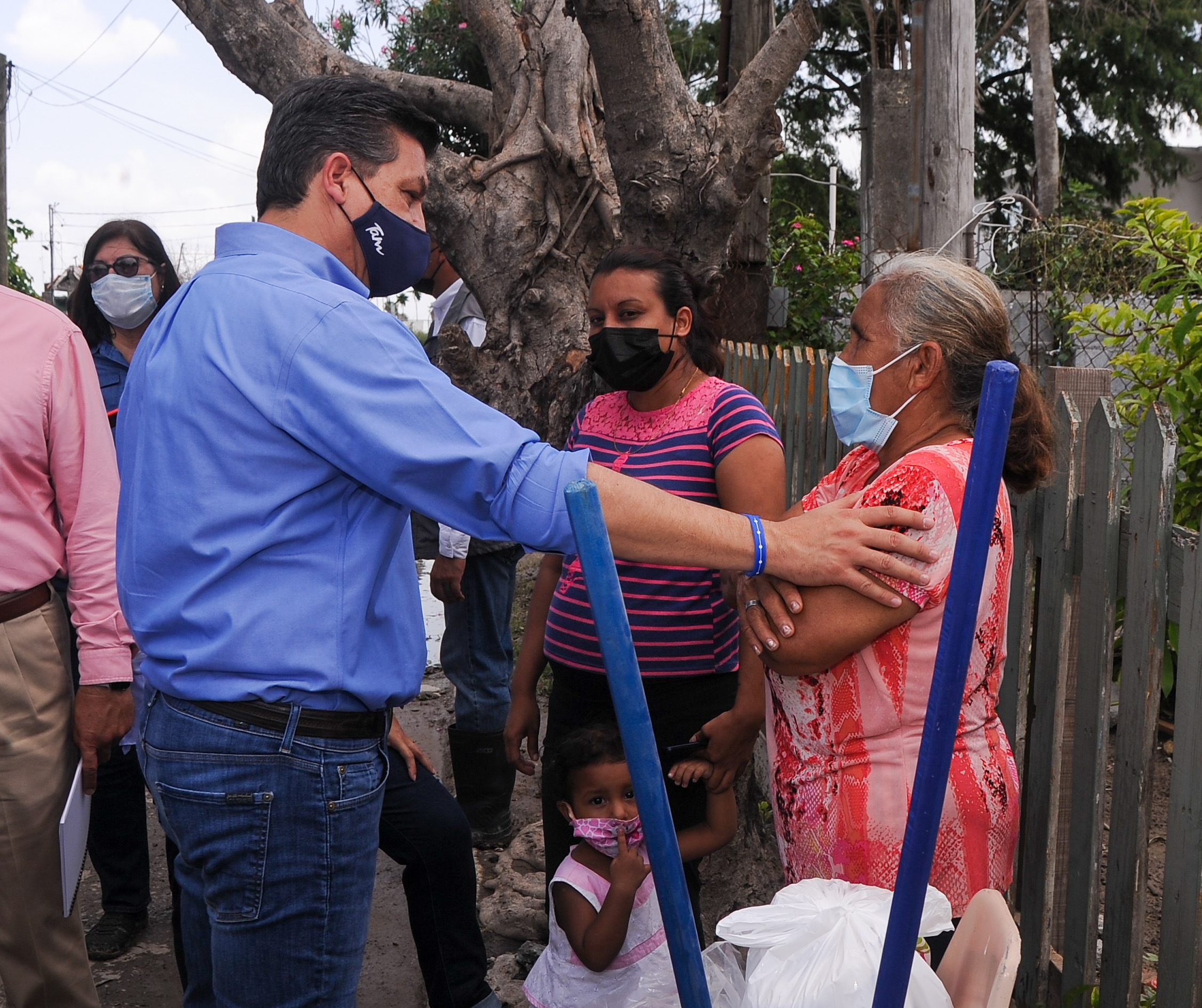 Gobernador Cabeza de Vaca continuó entregando apoyos a familias afectadas por la inundación en Matamoros