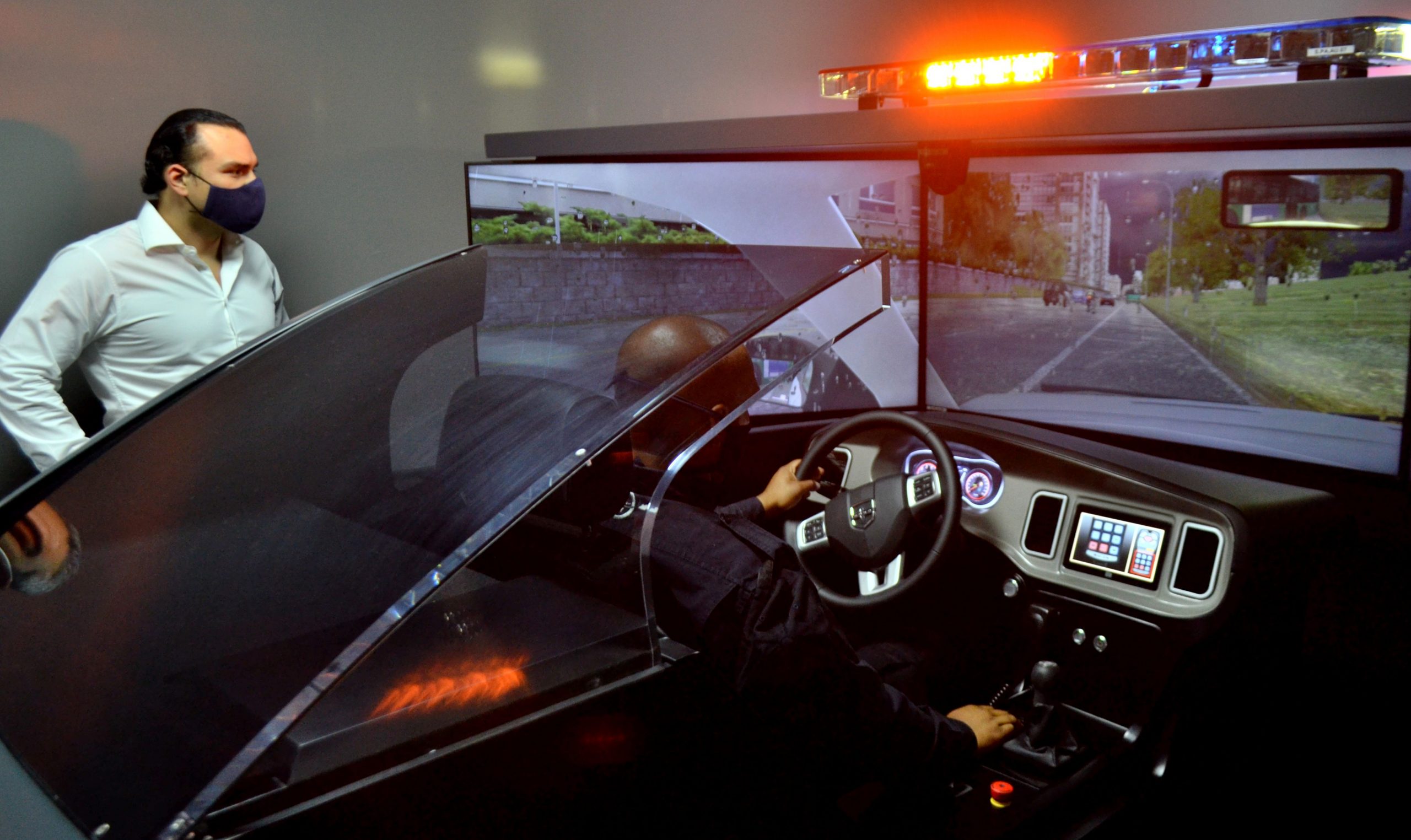 Inaugura Monterrey simuladores de conducción y tiro en la Academia de policía