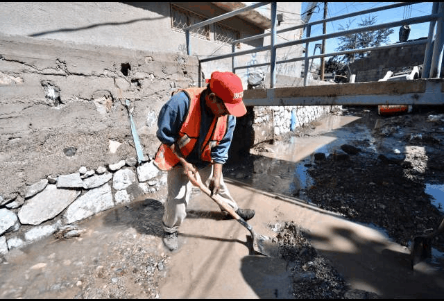 Regidores electos de Torreón entregan apoyos a personas afectadas por las lluvias registradas en el sector poniente