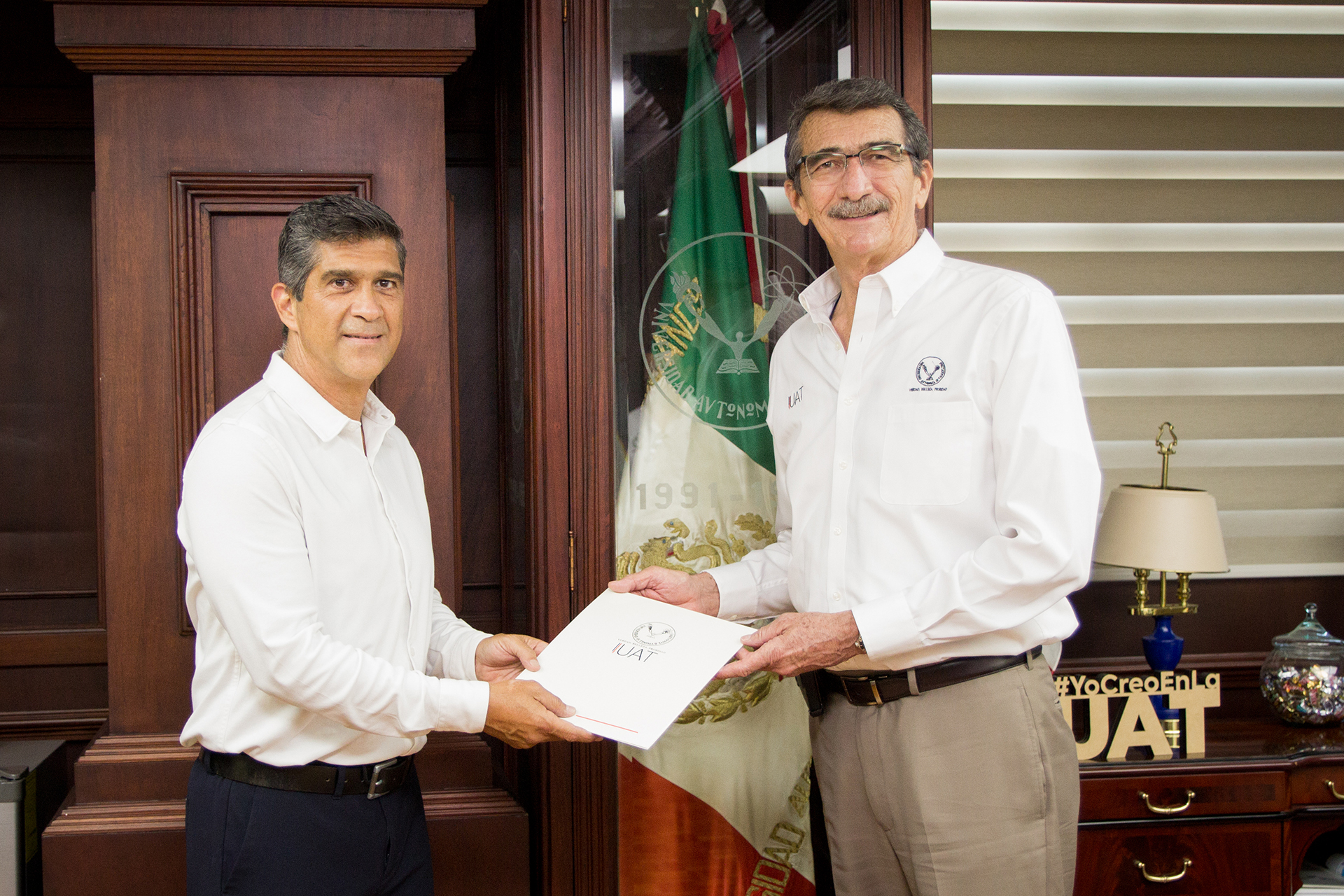 Entrega Rector de la UAT a Felipe del Ángel Malibrán nombramiento de presidente del Club Correcaminos