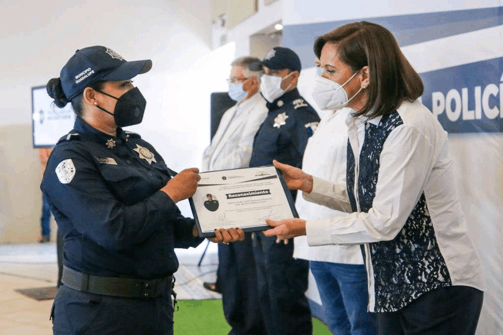 Reconoce Cristina Díaz a tránsitos y policías de Guadalupe en su día