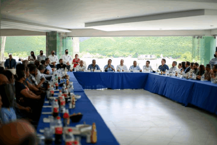 Se reúne Jaime Rodríguez con beneficiarios del programa Plan de Reconstrucción de Viviendas en la Sierra de Santiago