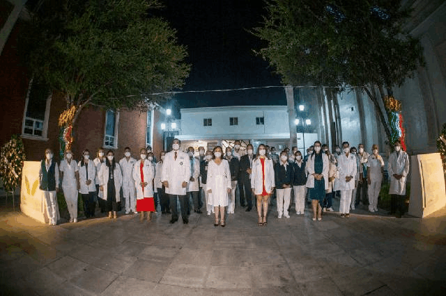 Gritan “Viva México” con médicos y enfermeras en Guadalupe