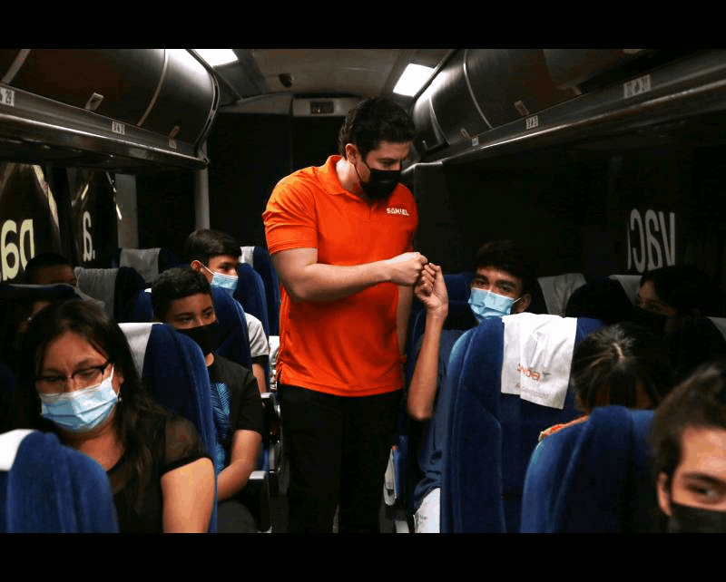Samuel García lleva a los primeros menores a vacunarse a McAllen