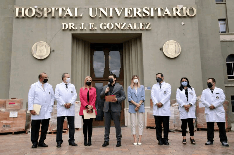 Samuel García entrega donativo de insumos médicos al Hospital Universitario