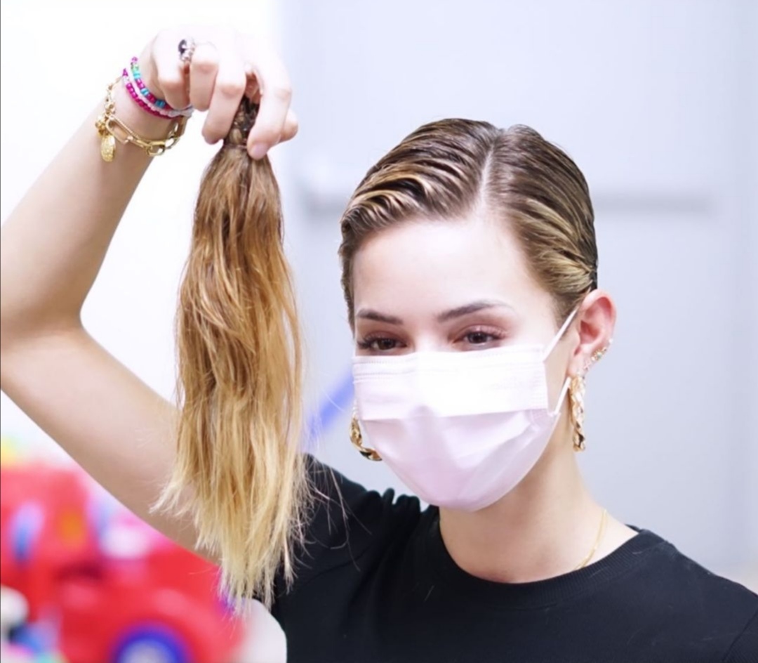 Mariana Rodríguez se corta el cabello en solidaridad a niño con cáncer