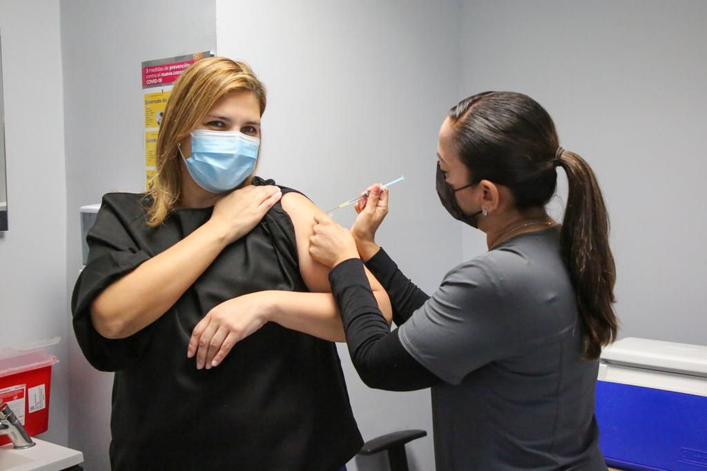 Vacunan contra influenza a policías, tránsitos y médicos de Guadalupe