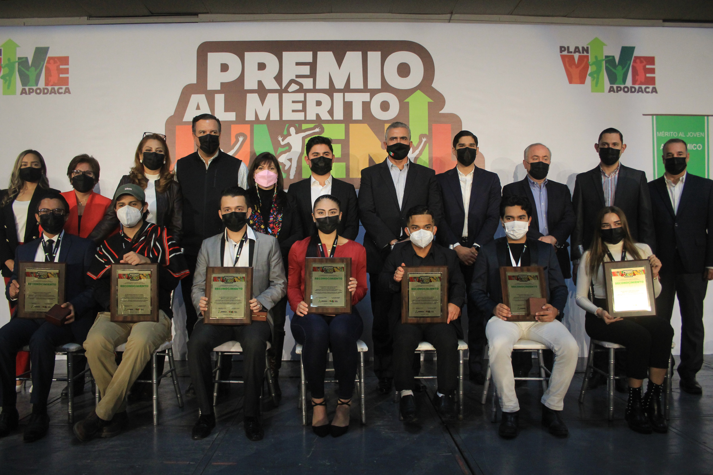 Premian a jóvenes destacados de Apodaca