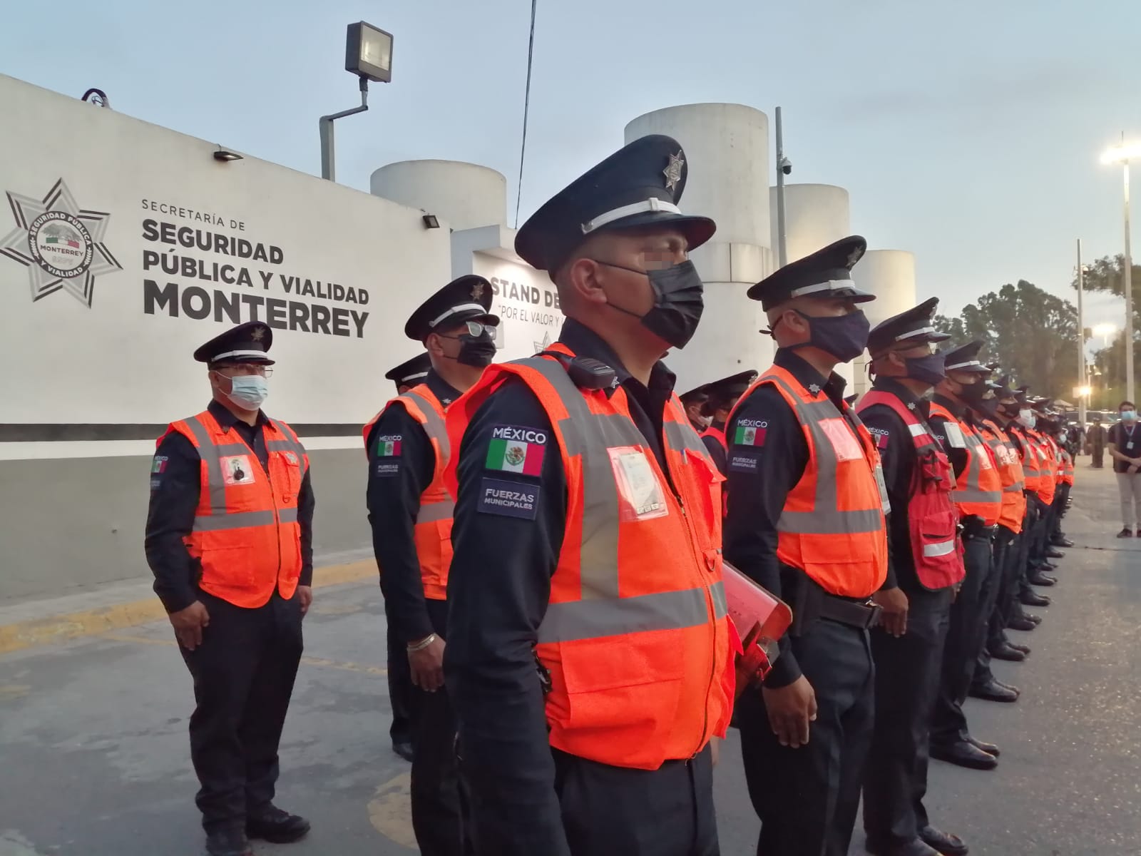 Dan de baja y reubican a policías que no pasaron niveles de confianza en Monterrey