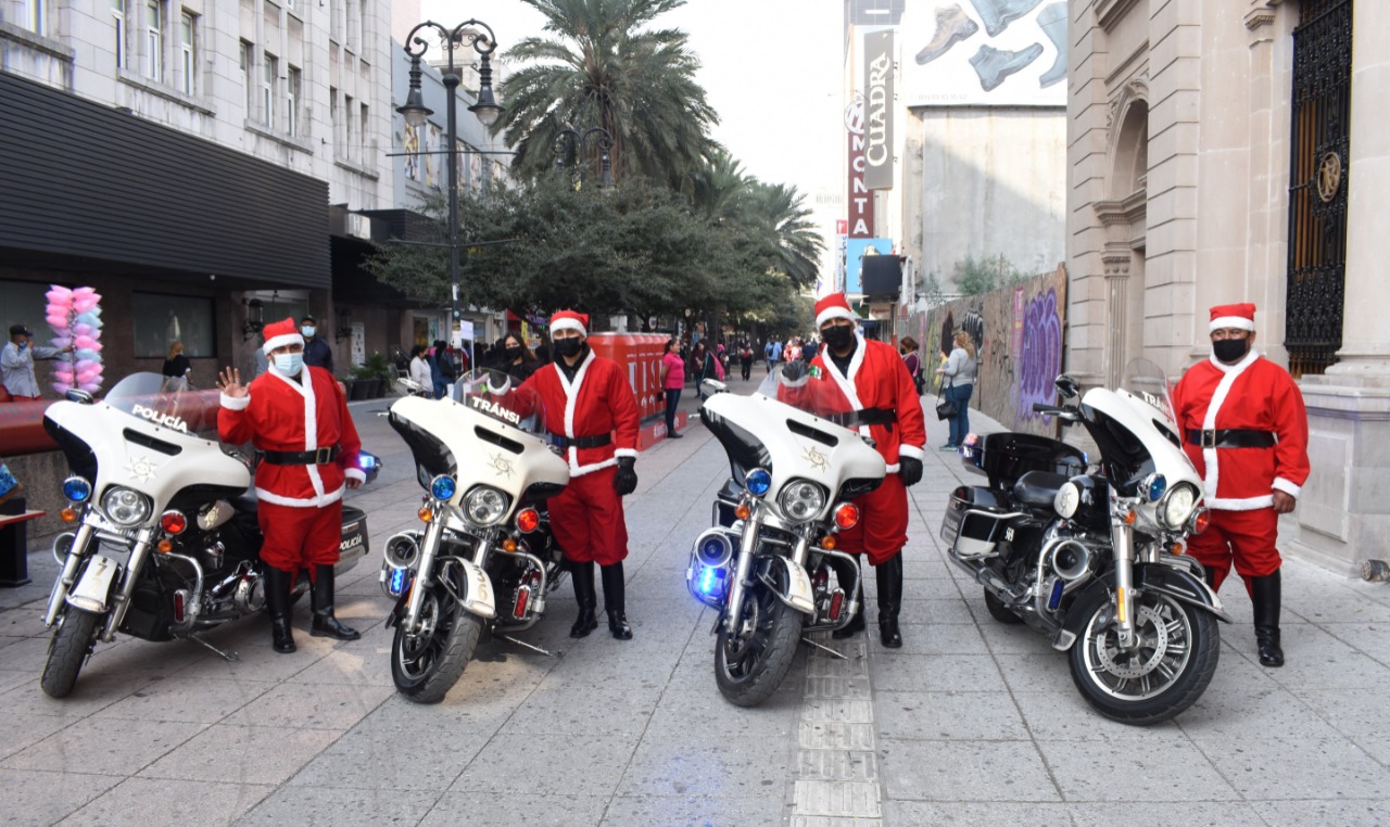 Fomentan Tránsitos de Monterrey vestidos de Santa Claus el espíritu navideño