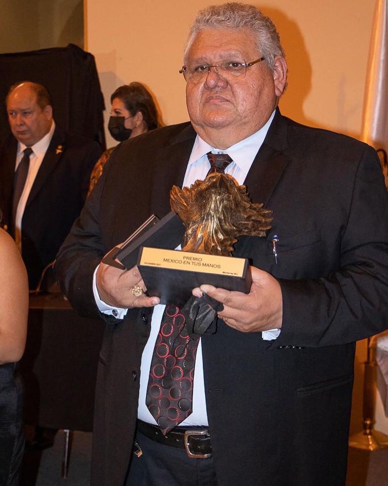 Reconocen con el Premio “México en tus Manos” al director del Hospital 25