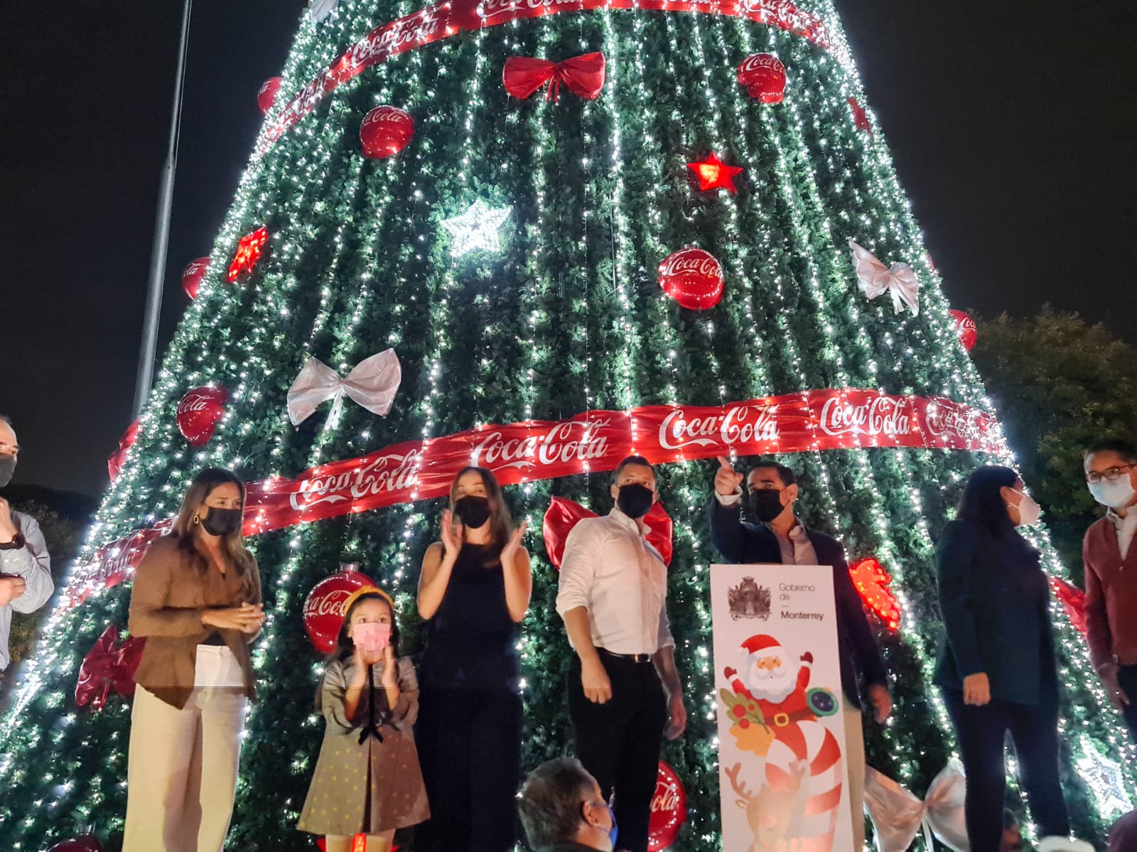 Encienden pino navideño en Monterrey
