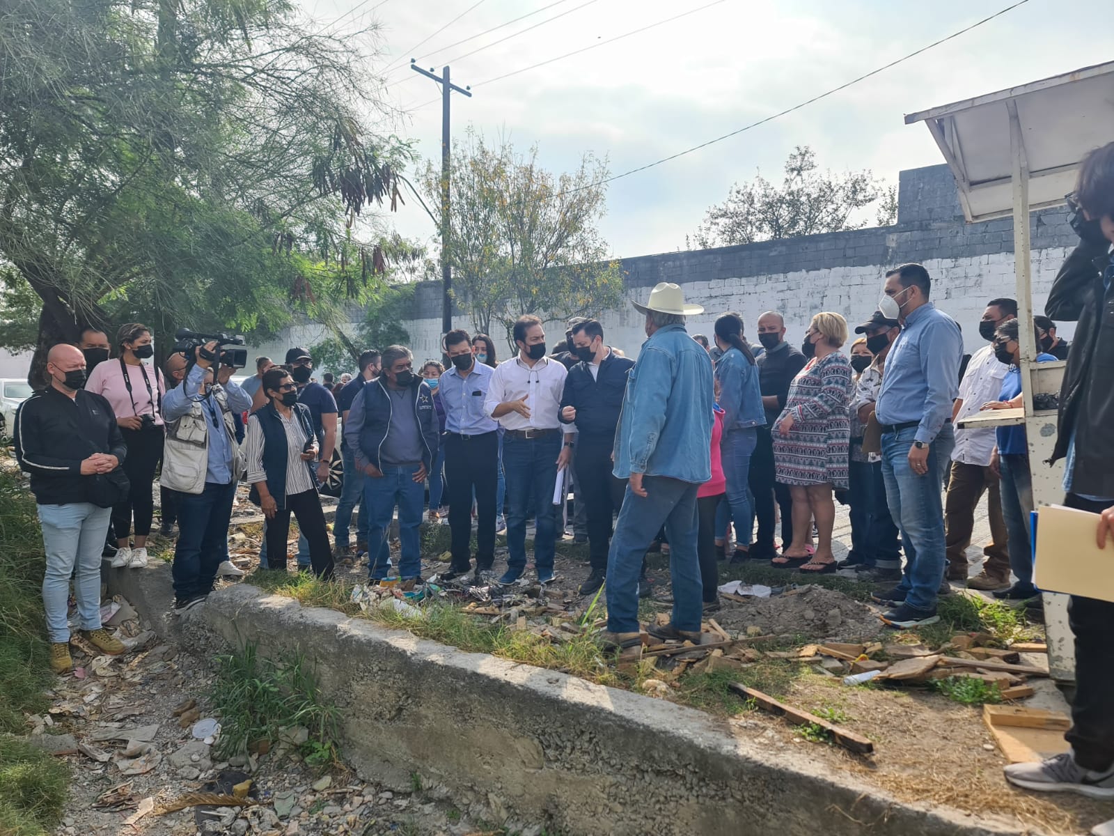 Recorre Colosio Colonia Topo Chico; vecinos le exigen restauración completa de la zona