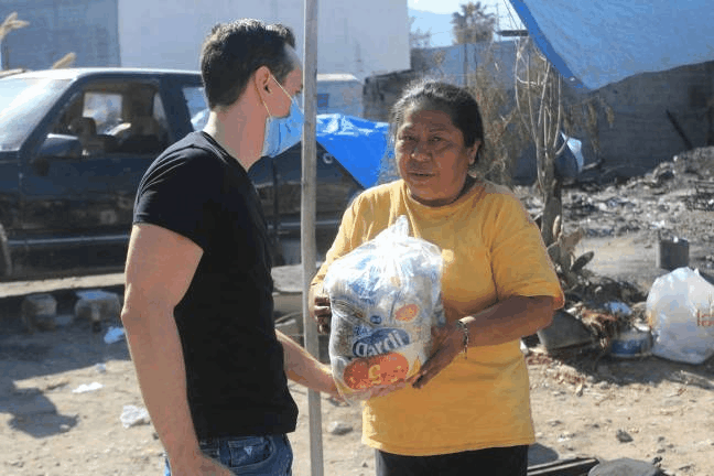 Brinda Lalo Leal apoyo a familias de San Bernabé