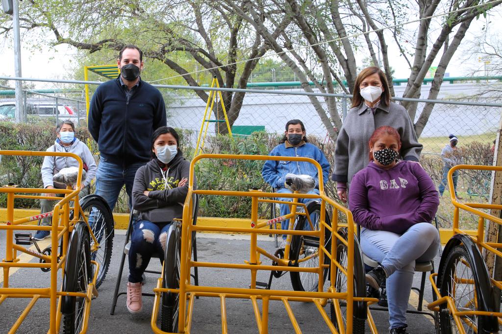Apoya Cristina Díaz a familias vulnerables de Guadalupe con triciclos