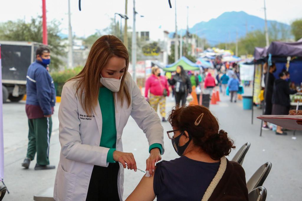 Vacunan contra influenza a ciudadanos en mercados rodantes de Guadalupe
