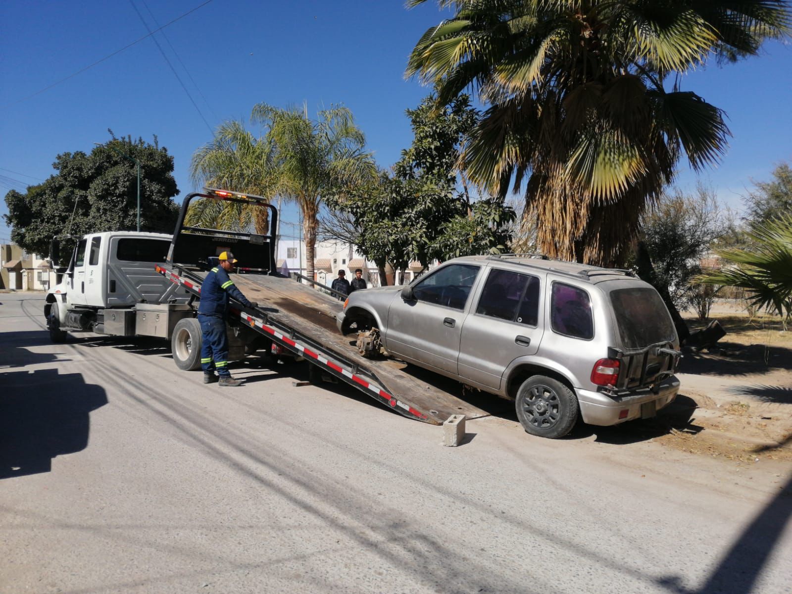 Busca Torreón evitar la presencia de autos chatarra abandonados en la vía pública