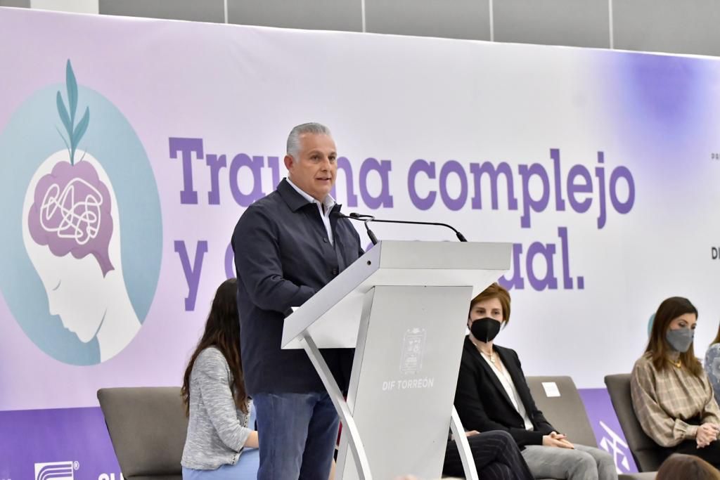 Román Cepeda inaugura curso sobre trauma complejo y abuso sexual en Torreón