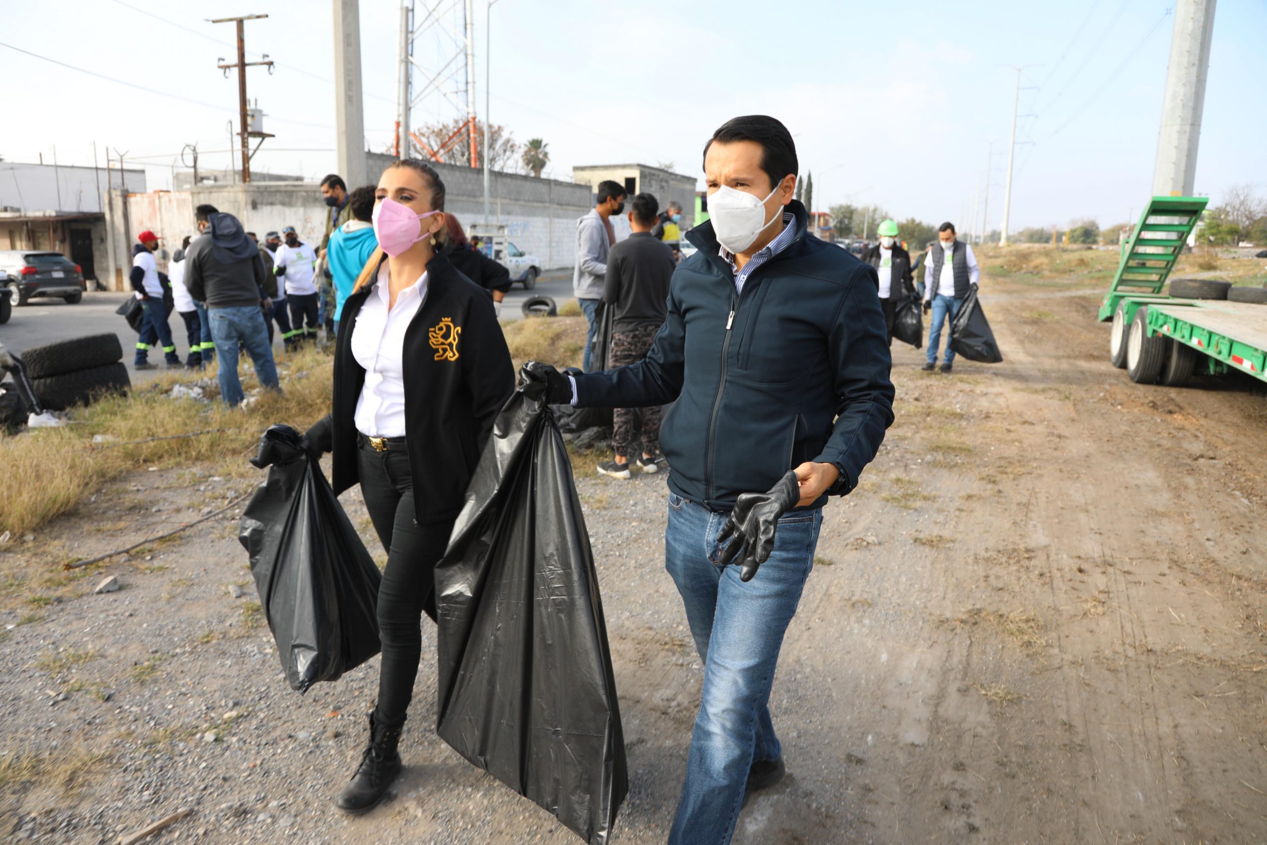 Limpian SIMEPRODE y San Nicolás basura de Vía a Matamoros